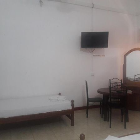 Hotel Blue Whale Джафна Екстериор снимка