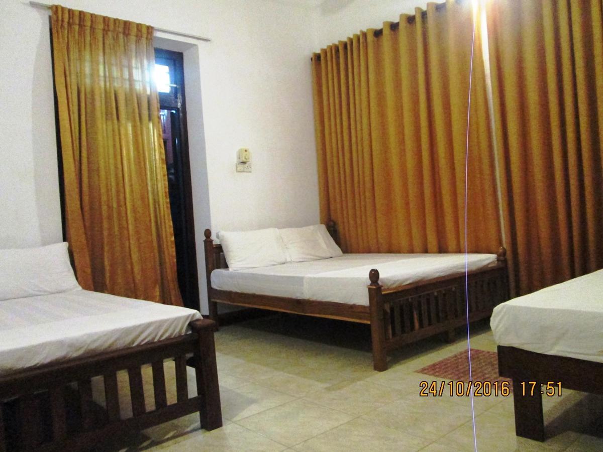 Hotel Blue Whale Джафна Екстериор снимка