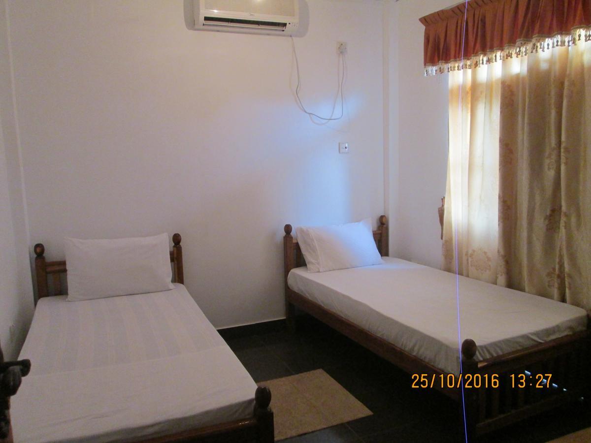 Hotel Blue Whale Джафна Екстериор снимка