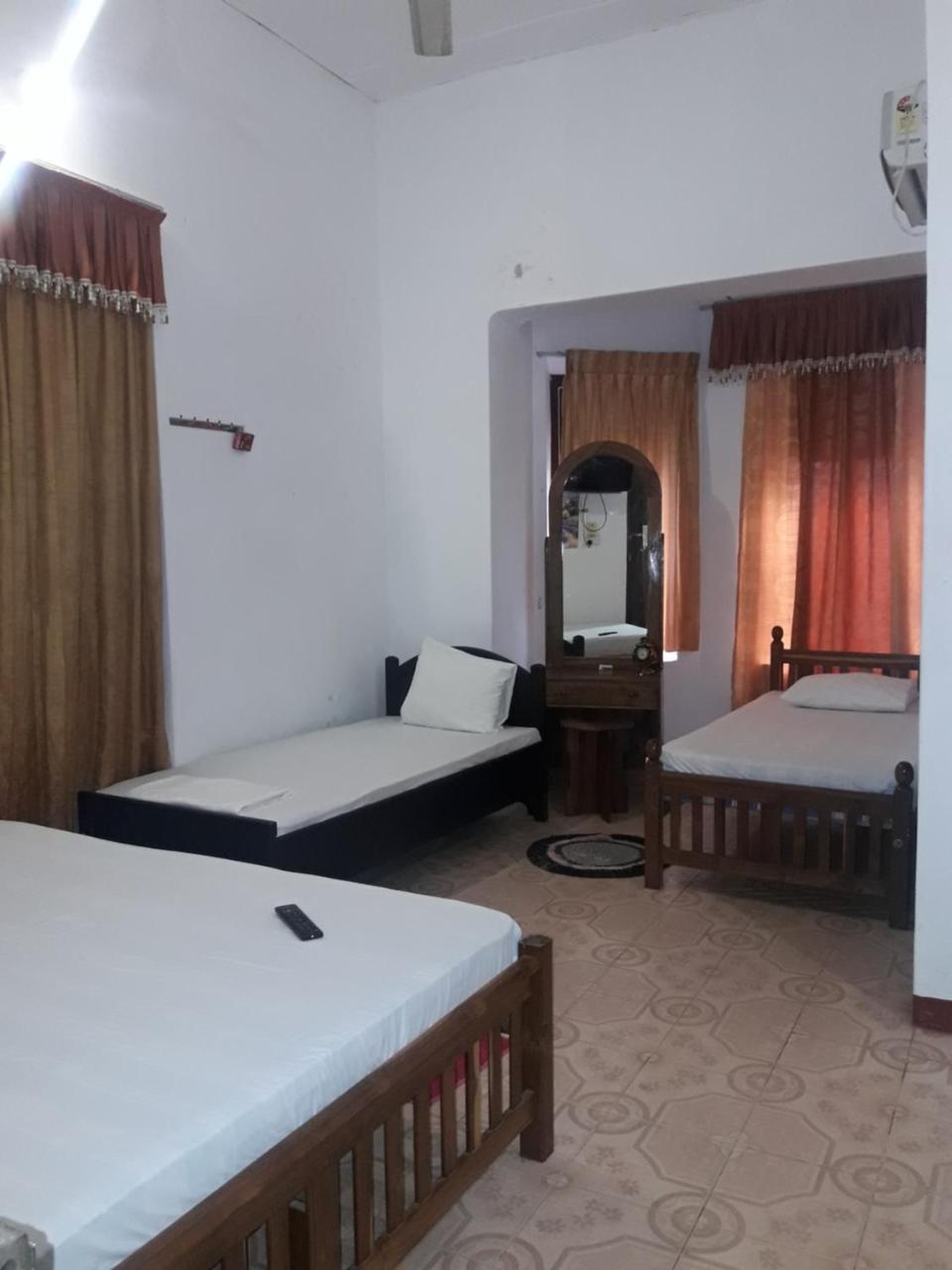 Hotel Blue Whale Джафна Екстериор снимка