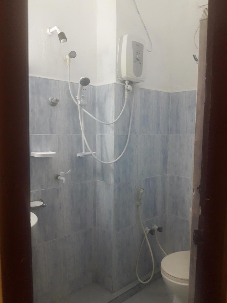 Hotel Blue Whale Джафна Екстериор снимка