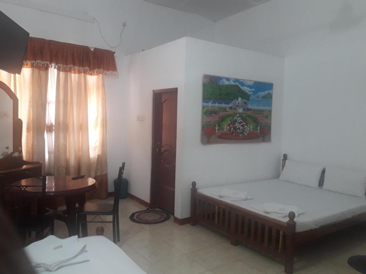 Hotel Blue Whale Джафна Екстериор снимка