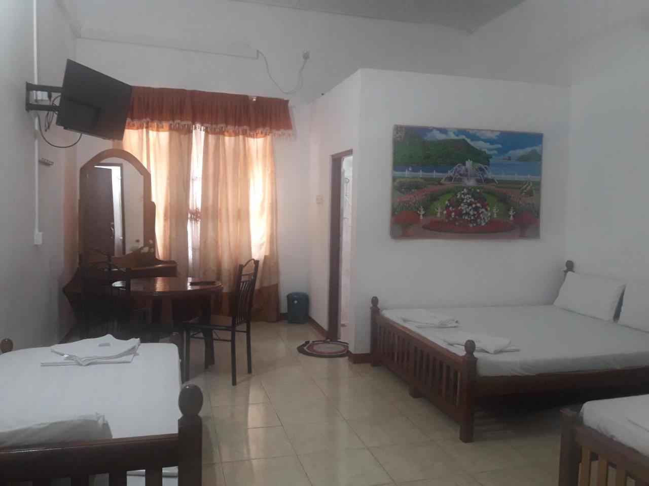 Hotel Blue Whale Джафна Екстериор снимка